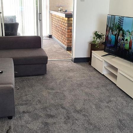Green Haven Villa - 4Br Spacious House With Hot Tub, Ample Parking, Air Condition, Wifi, Netflix, Patio & Garden Kidlington Extérieur photo
