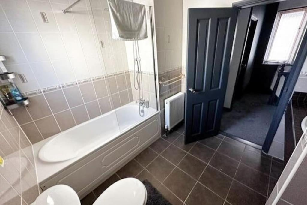 Green Haven Villa - 4Br Spacious House With Hot Tub, Ample Parking, Air Condition, Wifi, Netflix, Patio & Garden Kidlington Extérieur photo