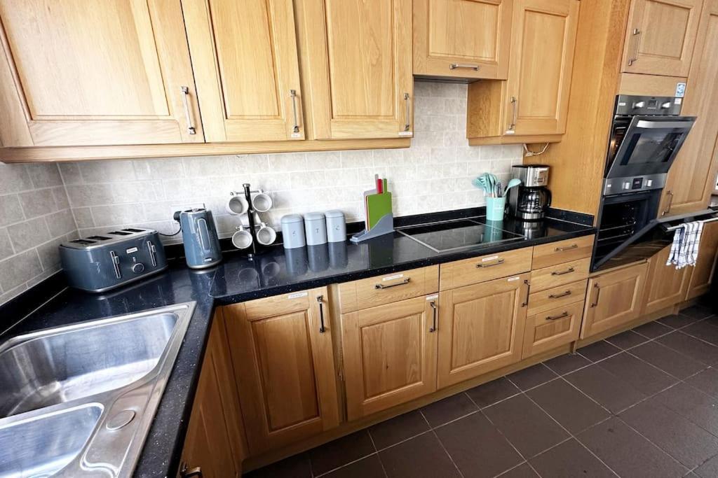 Green Haven Villa - 4Br Spacious House With Hot Tub, Ample Parking, Air Condition, Wifi, Netflix, Patio & Garden Kidlington Extérieur photo