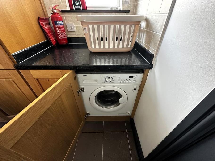 Green Haven Villa - 4Br Spacious House With Hot Tub, Ample Parking, Air Condition, Wifi, Netflix, Patio & Garden Kidlington Extérieur photo