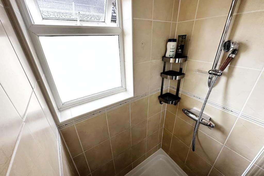 Green Haven Villa - 4Br Spacious House With Hot Tub, Ample Parking, Air Condition, Wifi, Netflix, Patio & Garden Kidlington Extérieur photo