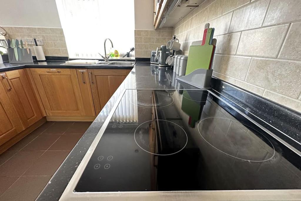 Green Haven Villa - 4Br Spacious House With Hot Tub, Ample Parking, Air Condition, Wifi, Netflix, Patio & Garden Kidlington Extérieur photo