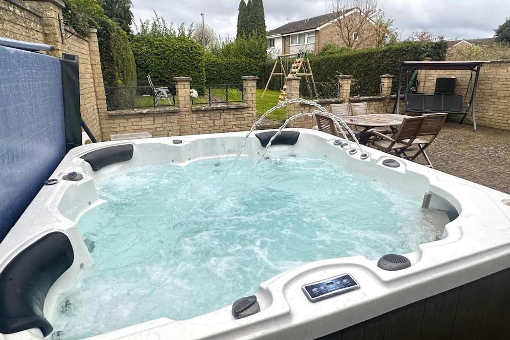 Green Haven Villa - 4Br Spacious House With Hot Tub, Ample Parking, Air Condition, Wifi, Netflix, Patio & Garden Kidlington Extérieur photo